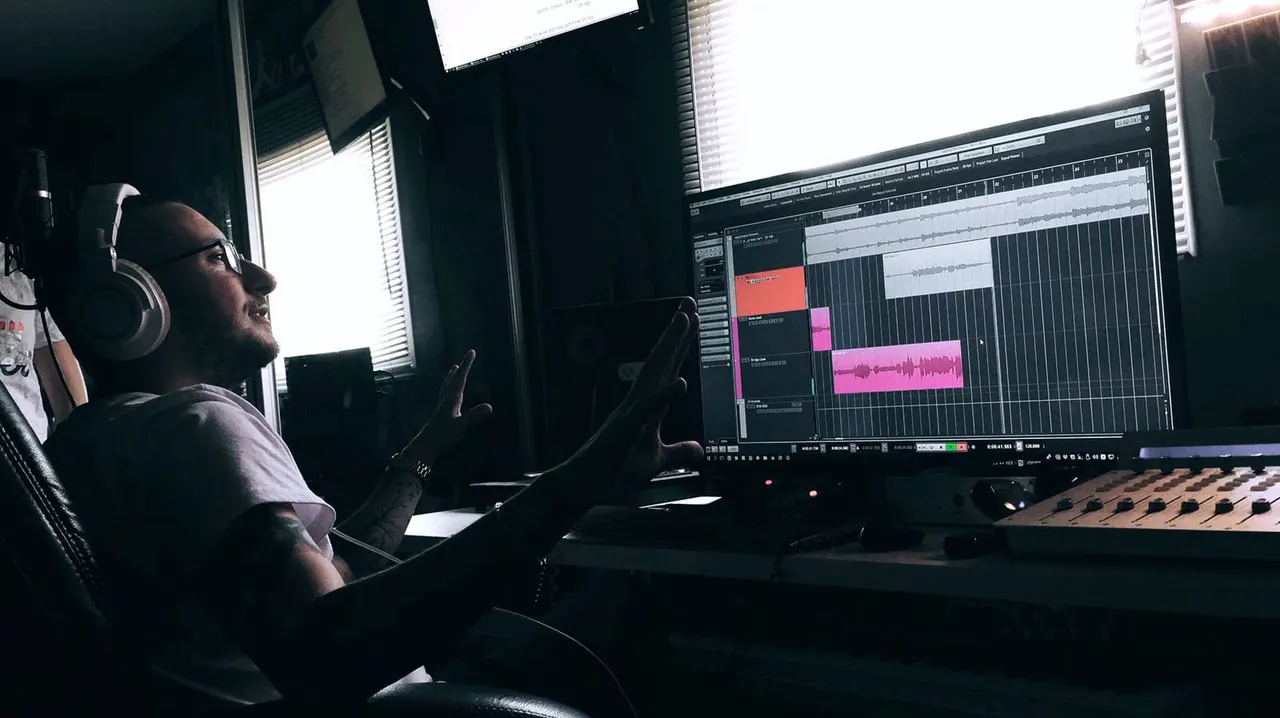גיא באמצע סשן, מול חלון העריכה של Cubase עם ערוצי אודיו