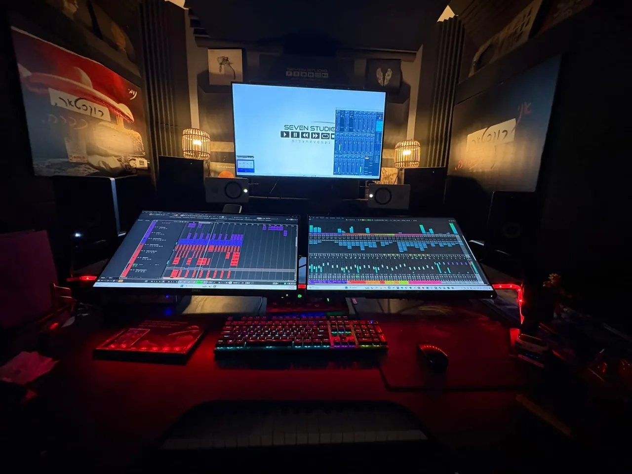 חדר הבקרה של SevenStudio: פרויקט Cubase פתוח על שני מסכים, בתאורה אדומה