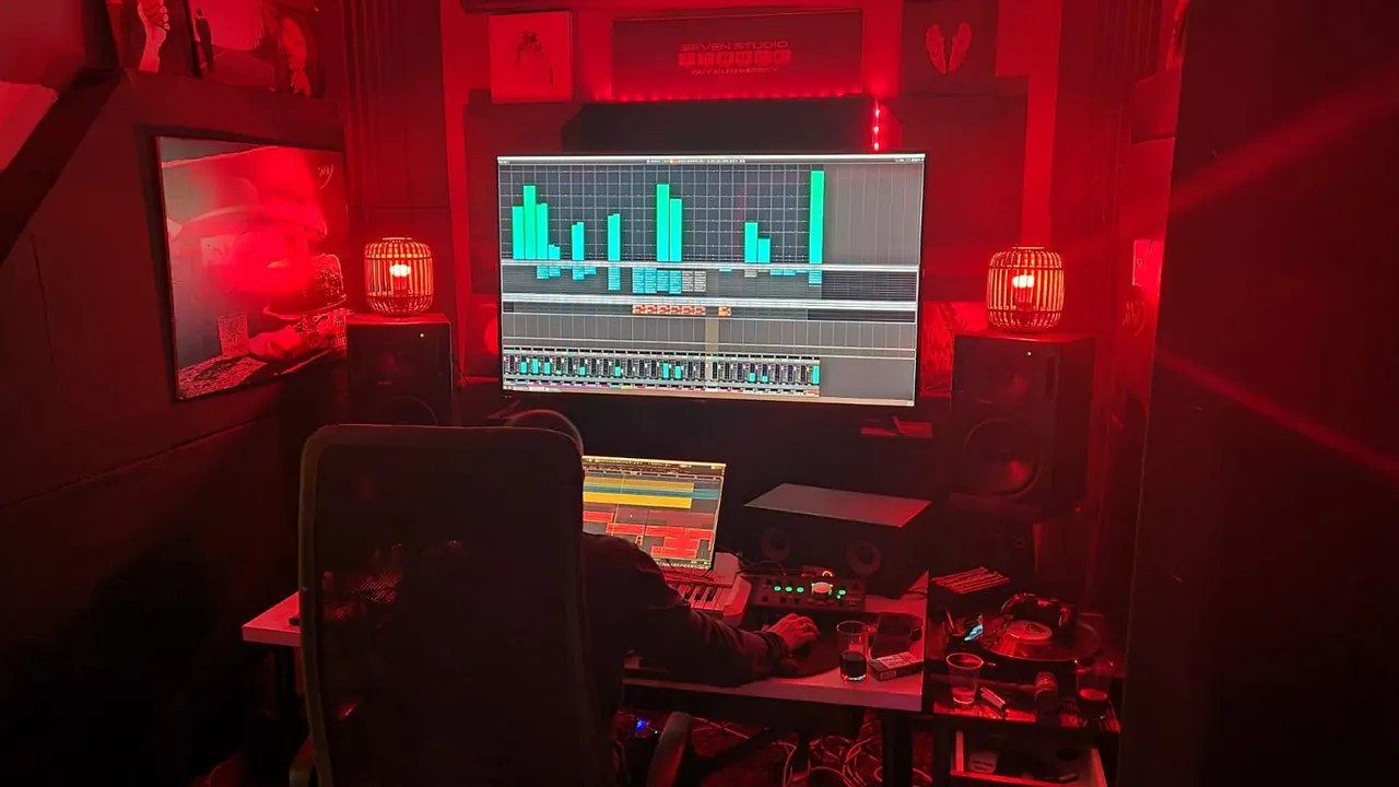 המיקסר של Cubase על המסך הראשי בחדר הבקרה