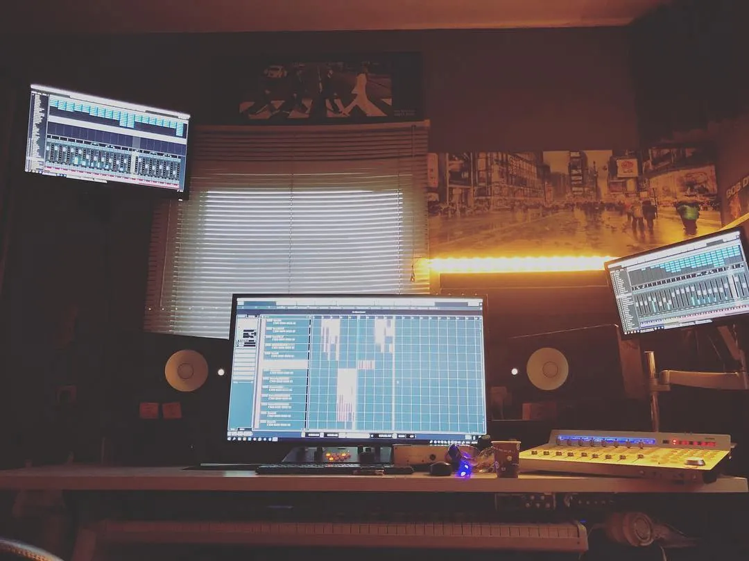 עמדת ההפקה: Cubase עם כלי VST פתוח, מקלדת MIDI ומוניטורים